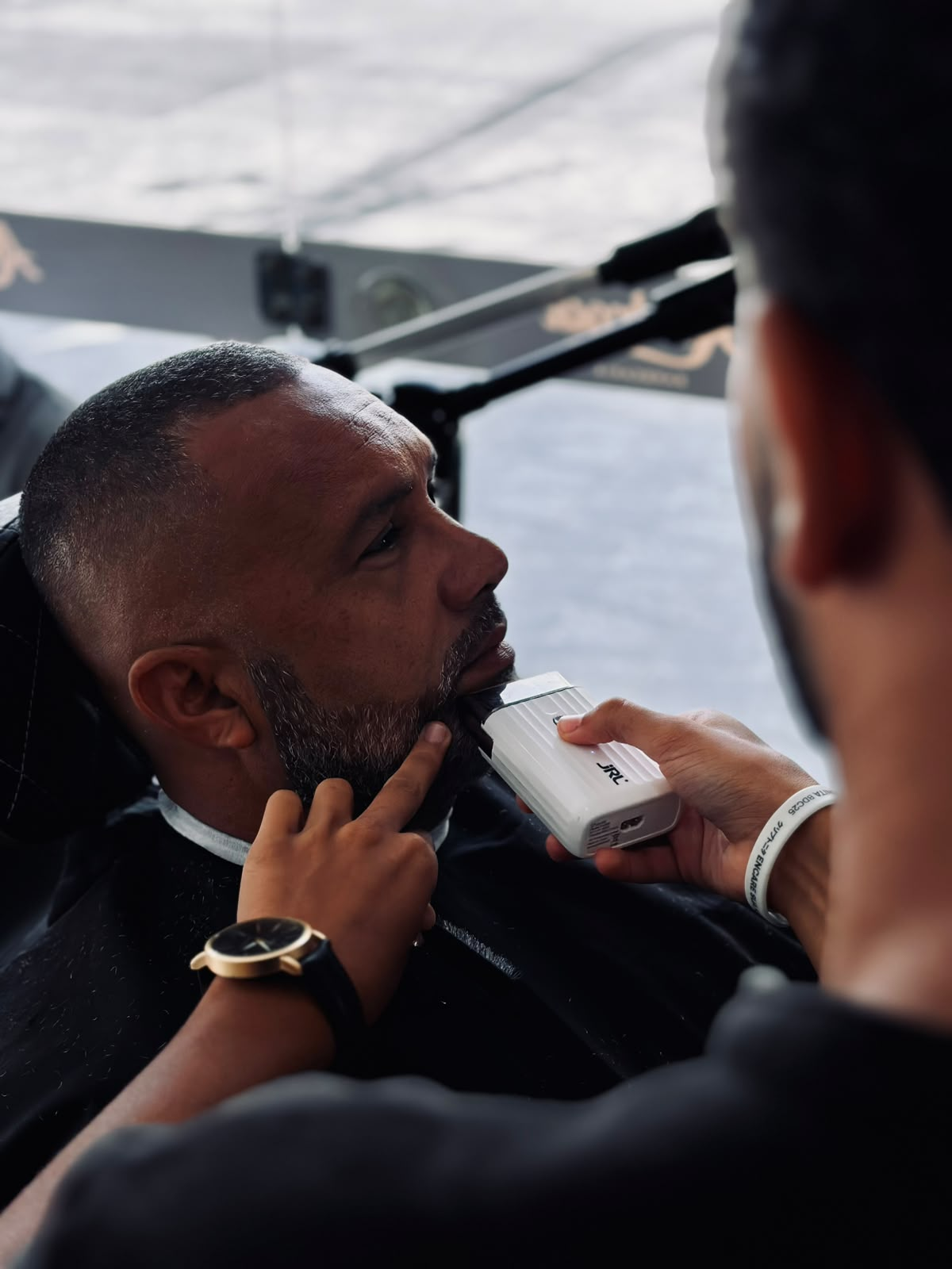 Acabamento de barba com máquina de precisão