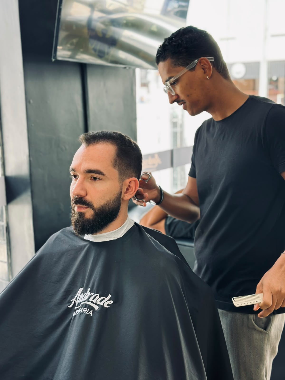 Corte de cabelo na barbearia Andrade